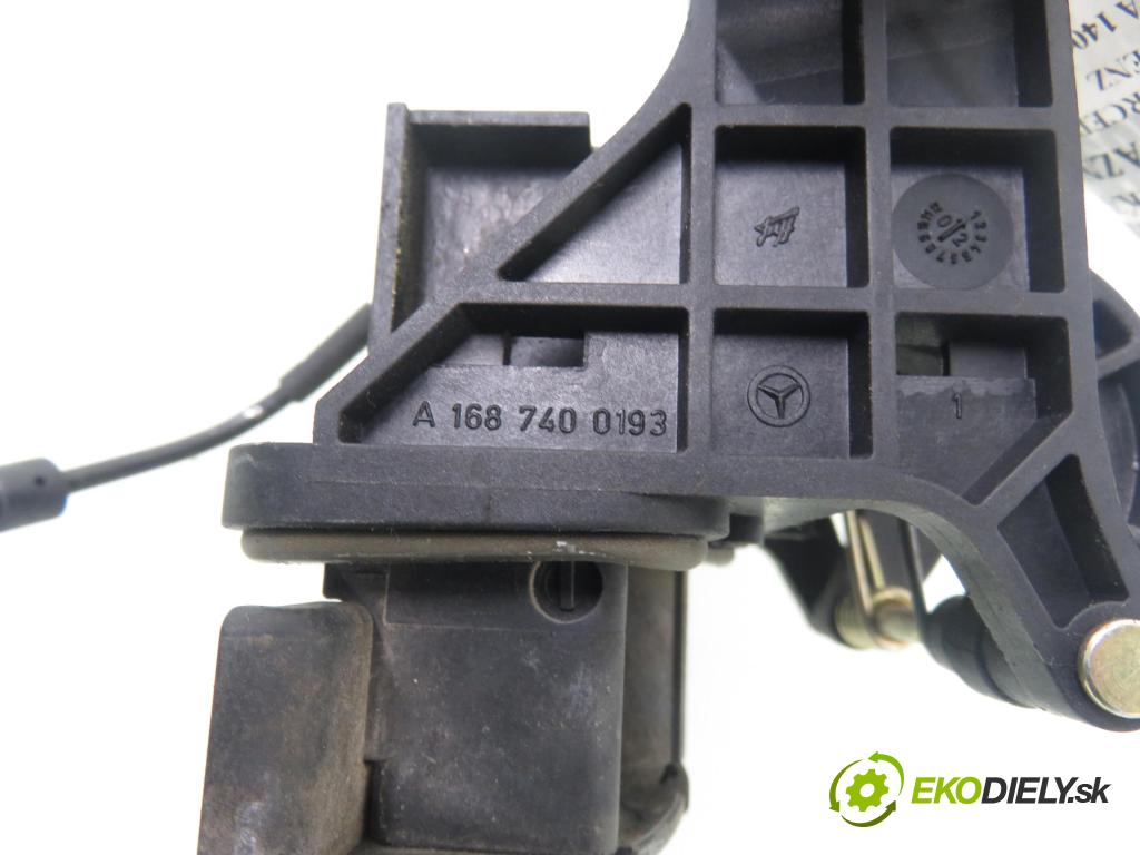 MERCEDES-BENZ KLASA A (W168) HB 2002 60,00 1.4 A 140 82 - M 166.940 1397,00 Kľučka dverí kufor A1687400193