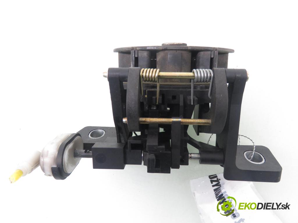 MERCEDES-BENZ KLASA A (W168) HB 2002 60,00 1.4 A 140 82 - M 166.940 1397,00 Kľučka dverí kufor A1687400193