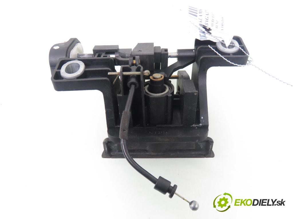 MERCEDES-BENZ KLASA A (W168) HB 2002 60,00 1.4 A 140 82 - M 166.940 1397,00 Kľučka dverí kufor A1687400193