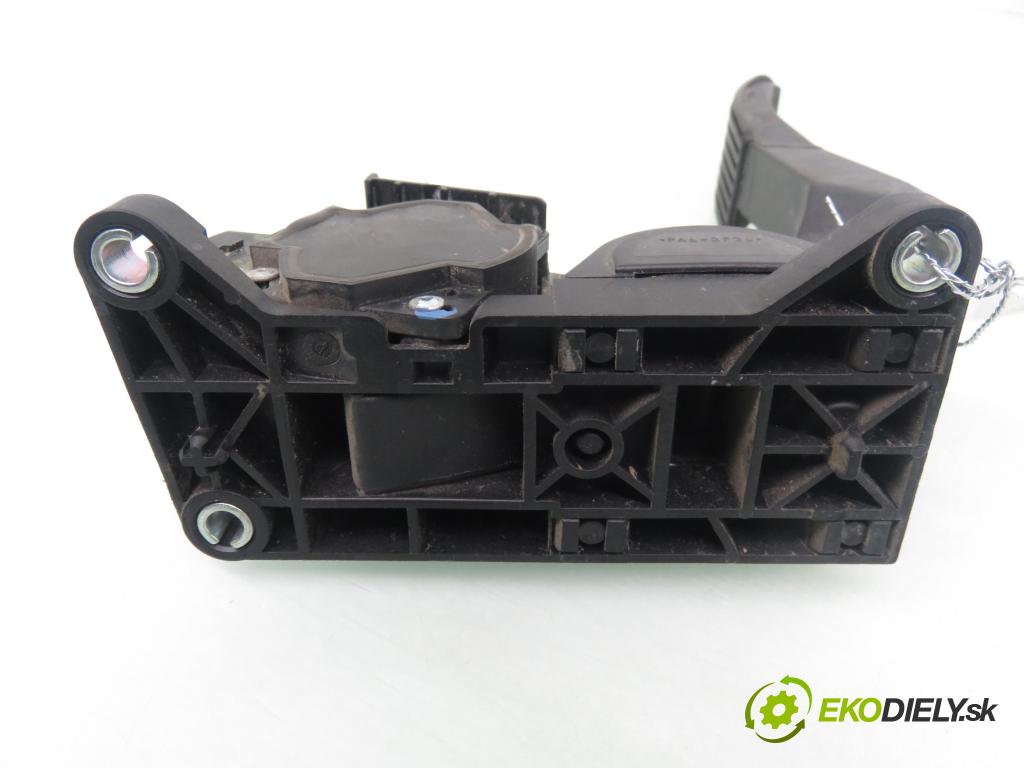 MERCEDES-BENZ SPRINTER 2-t Platforma / podwozie (901, 902) KABINA/PLATFORMA 2004 60,00 208 CDI - OM 611.987 2148,00 potenciometr plynového pedálu 0281002335 ; 0281002335 (Potenciometr plynového pedálu)