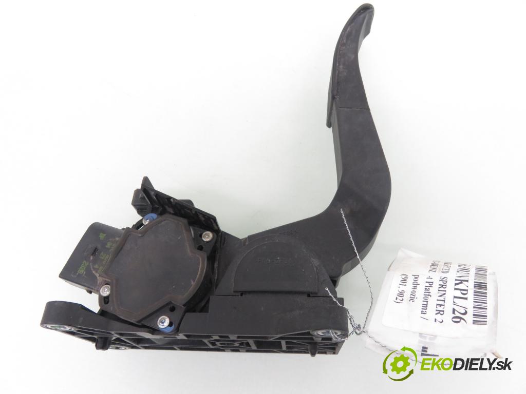 MERCEDES-BENZ SPRINTER 2-t Platforma / podwozie (901, 902) KABINA/PLATFORMA 2004 60,00 208 CDI - OM 611.987 2148,00 potenciometr plynového pedálu 0281002335 ; 0281002335 (Potenciometr plynového pedálu)