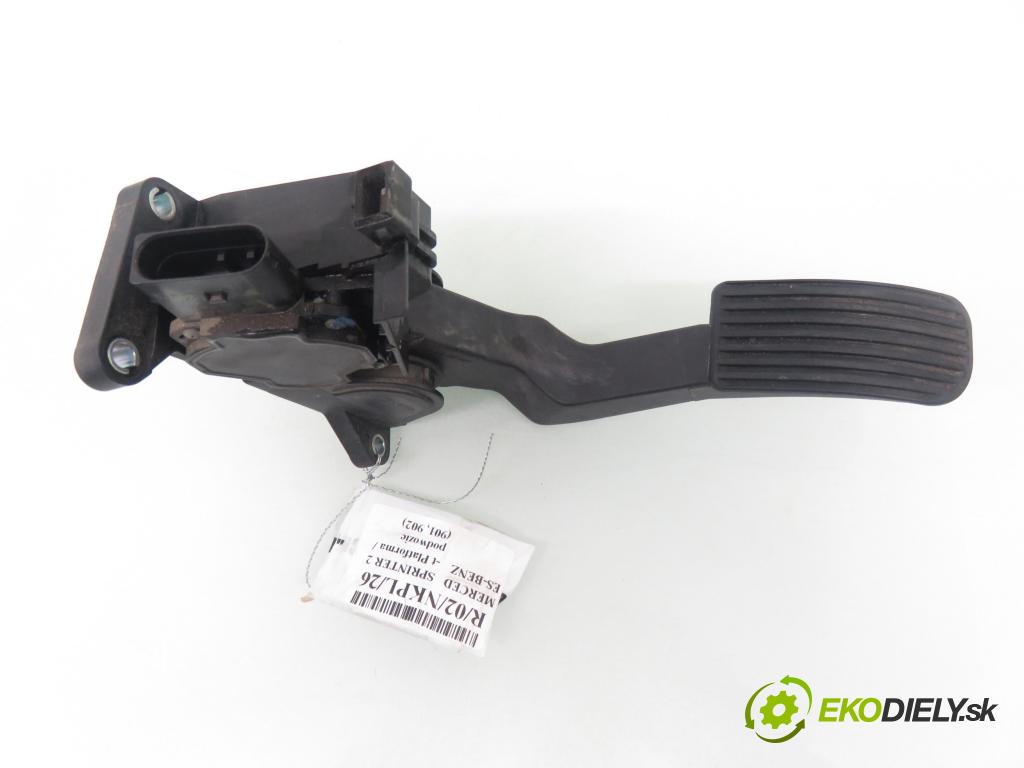 MERCEDES-BENZ SPRINTER 2-t Platforma / podwozie (901, 902) KABINA/PLATFORMA 2004 60,00 208 CDI - OM 611.987 2148,00 potenciometr plynového pedálu 0281002335 ; 0281002335 (Potenciometr plynového pedálu)