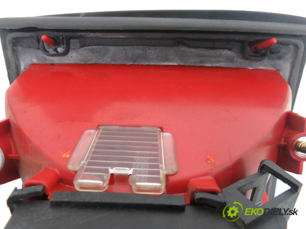 AUDI 80 (8C, B4) SEDAN 1994 66,00 1.9 TDI - 1Z 1896,00 Svetlo pravé zadné R295102 ; 29632202