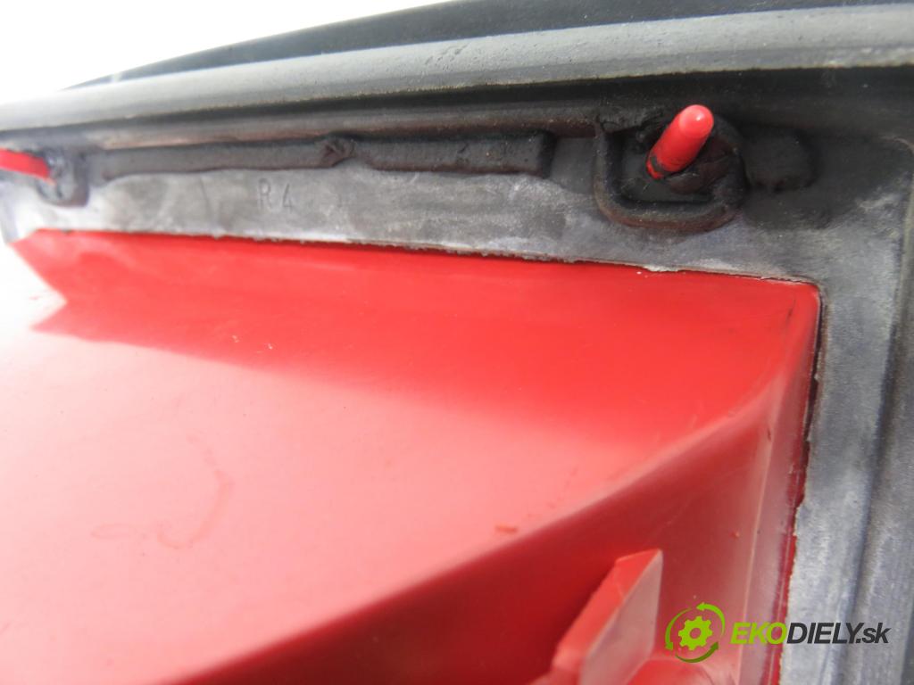 AUDI 80 (8C, B4) SEDAN 1994 66,00 1.9 TDI - 1Z 1896,00 Svetlo pravé zadné R295102 ; 29632202