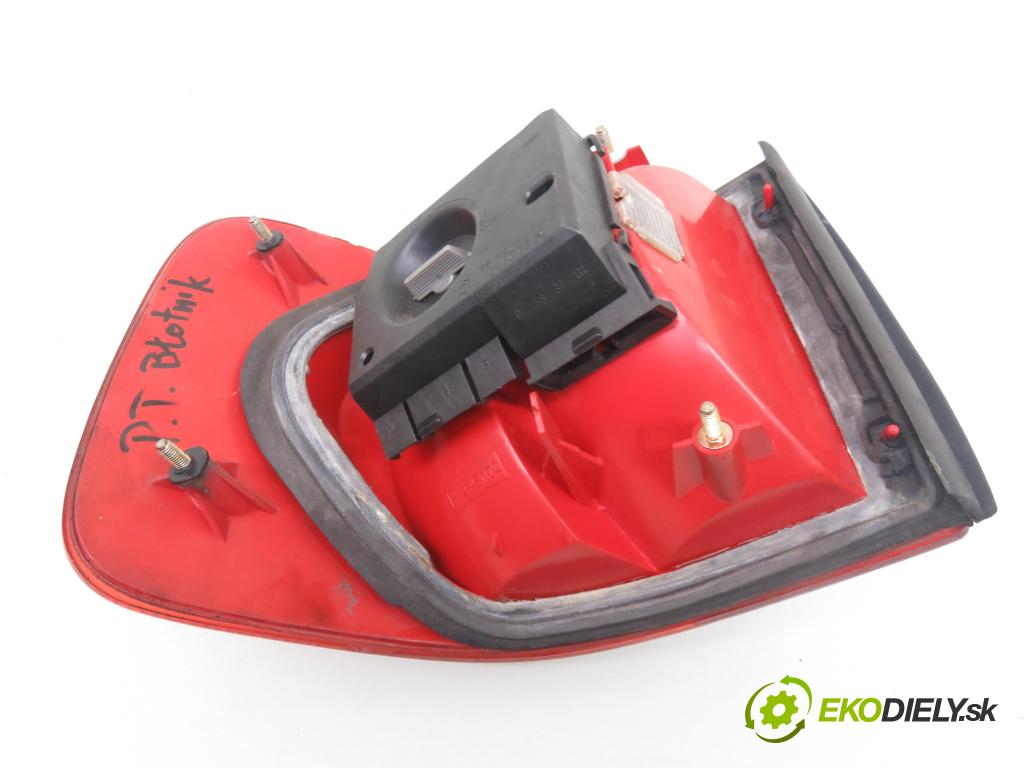 AUDI 80 (8C, B4) SEDAN 1994 66,00 1.9 TDI - 1Z 1896,00 Svetlo pravé zadné R295102 ; 29632202