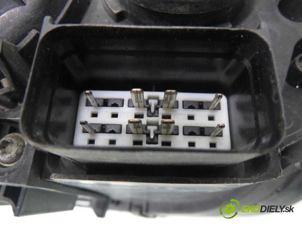 VOLVO V50 (MW) KOMBI 2005 100,00 2.0 D 136 - D 4204 T (PSA) 1997,00 Svetlo PP 30698886 ; 1305235856