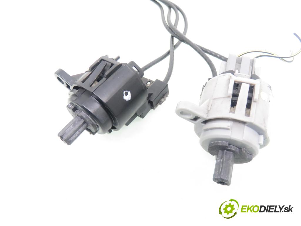 FORD FOCUS Turnier (DNW) KOMBI 1999 74,00 1.6 16V - FYDB 1596,00 lanko panel topení 98AB11504AE ; 96AB11503AE