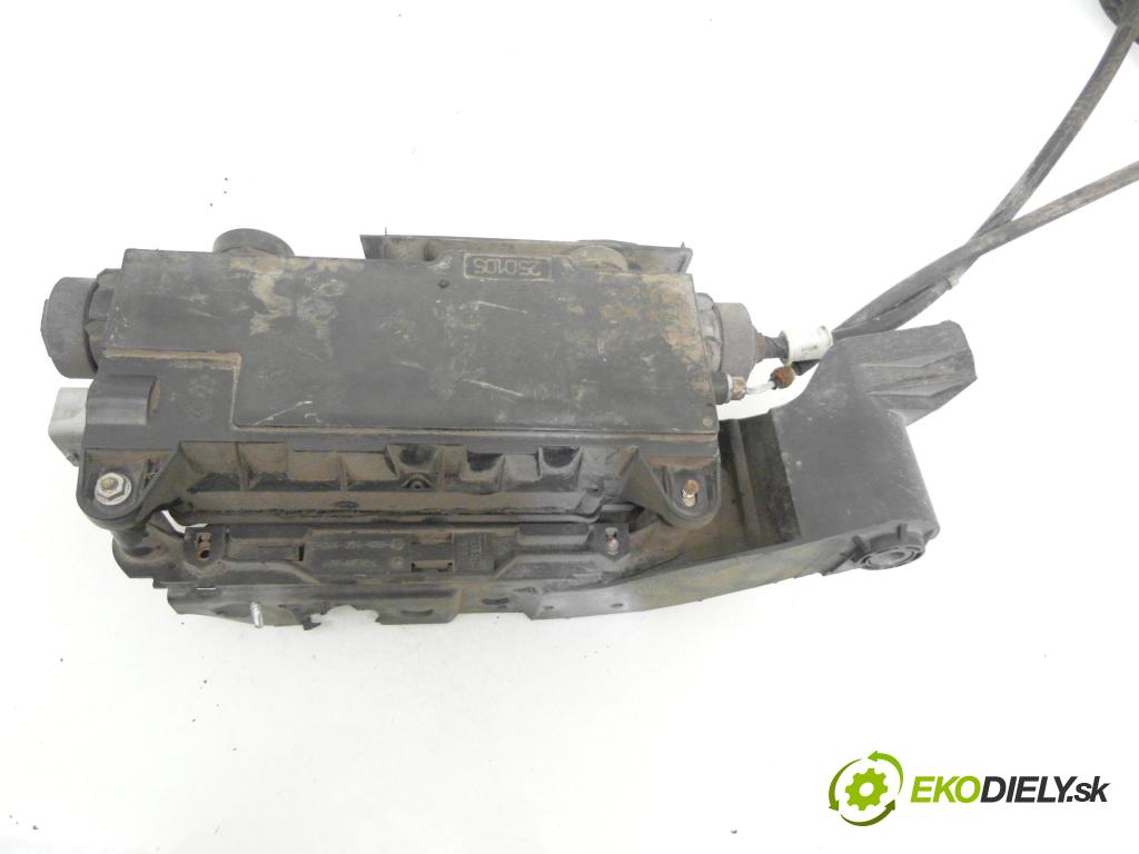 RENAULT SCENIC II (JM0/1_) MINIVAN 2005 78,00 1.5 dCi 106 - K9K 732 1461,00 BRZDA: ručny elektrický 8200418647