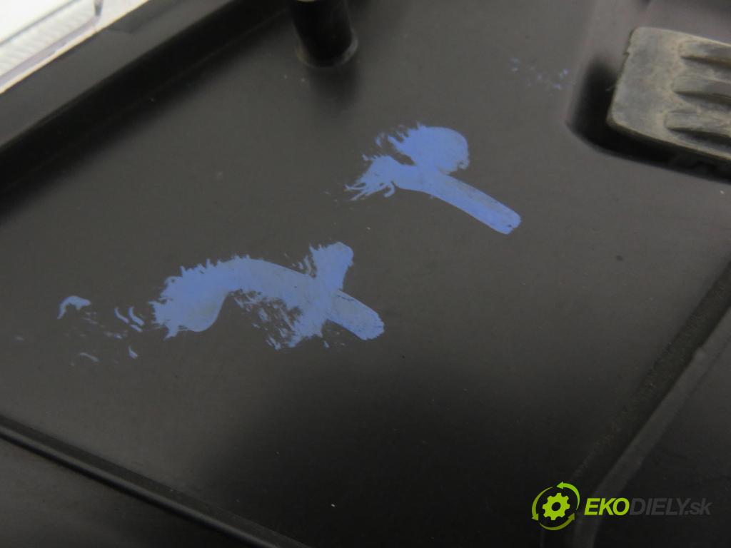 FORD FOCUS II Turnier (DA_, FFS, DS) KOMBI 2005 74,00 1.6 - HWDA 1596,00 Svetlo LP