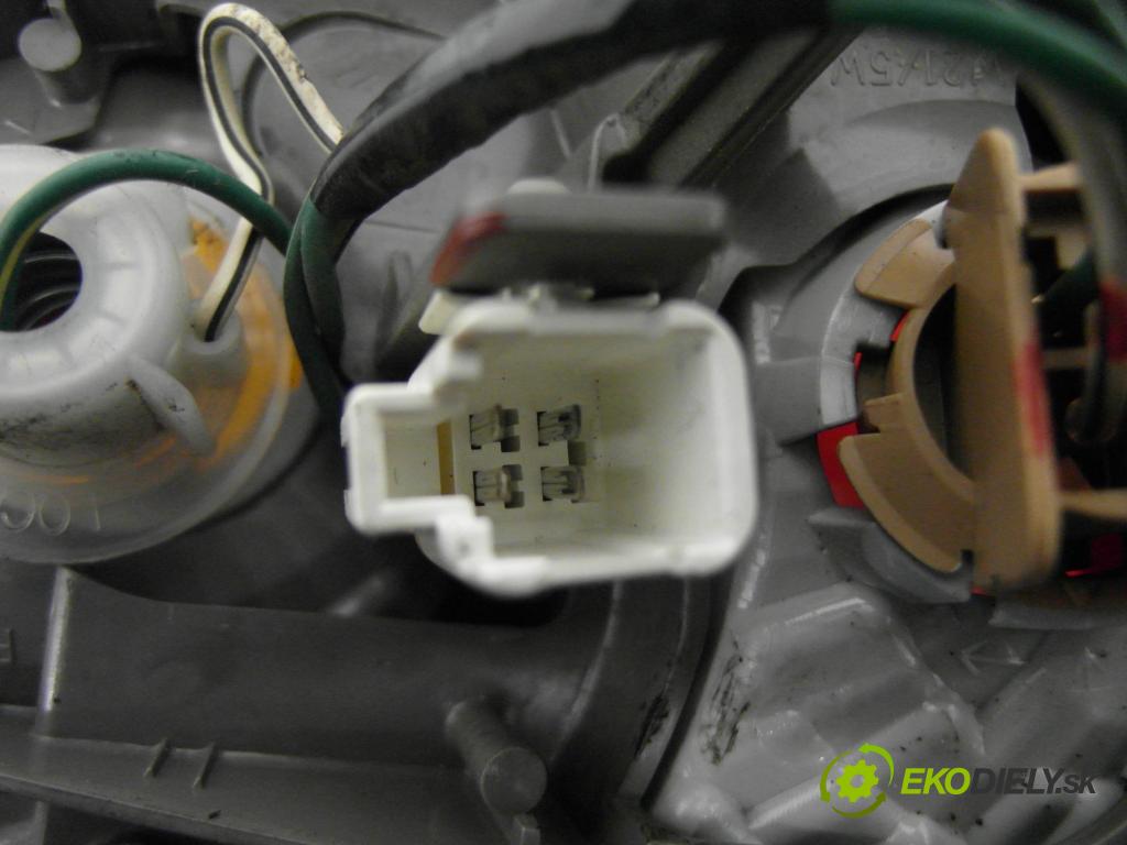 TOYOTA COROLLA (_E12_) SEDAN 2007 66,00 1.4 D-4D 90 - 1ND-TV 1364,00 Svetlo pravé zadné 12515