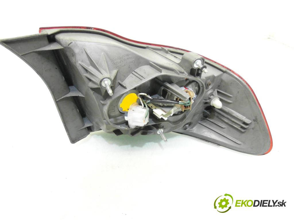 TOYOTA COROLLA (_E12_) SEDAN 2007 66,00 1.4 D-4D 90 - 1ND-TV 1364,00 Svetlo pravé zadné 12515