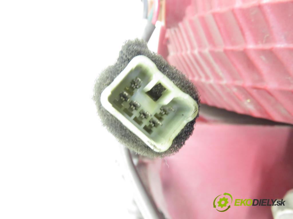 KIA CARNIVAL I (UP) MINIVAN 2002 93,00 2.9 TD - J3 2902,00 Svetlo pravé zadné