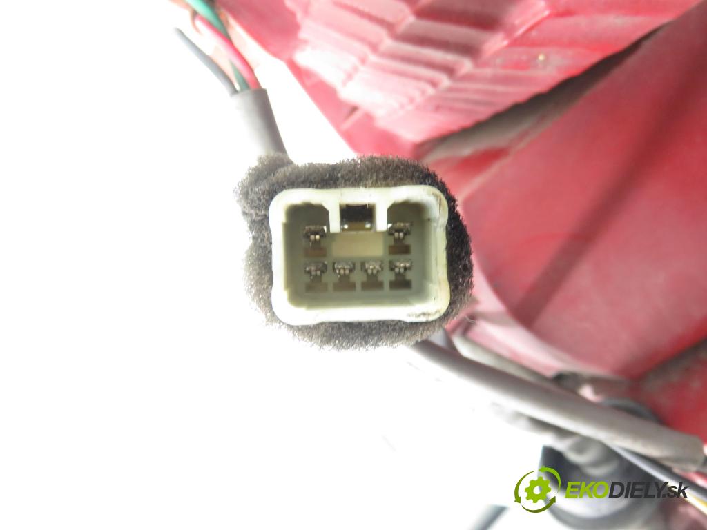 KIA CARNIVAL I (UP) MINIVAN 2002 93,00 2.9 TD - J3 2902,00 Svetlo pravé zadné