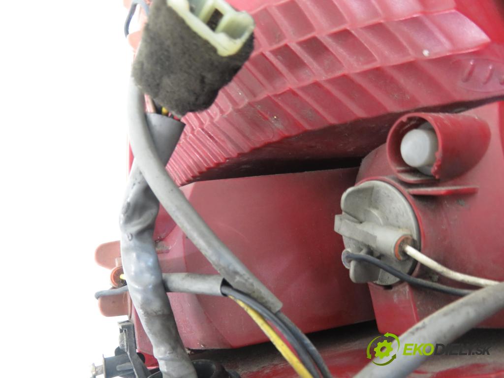 KIA CARNIVAL I (UP) MINIVAN 2002 93,00 2.9 TD - J3 2902,00 Svetlo pravé zadné