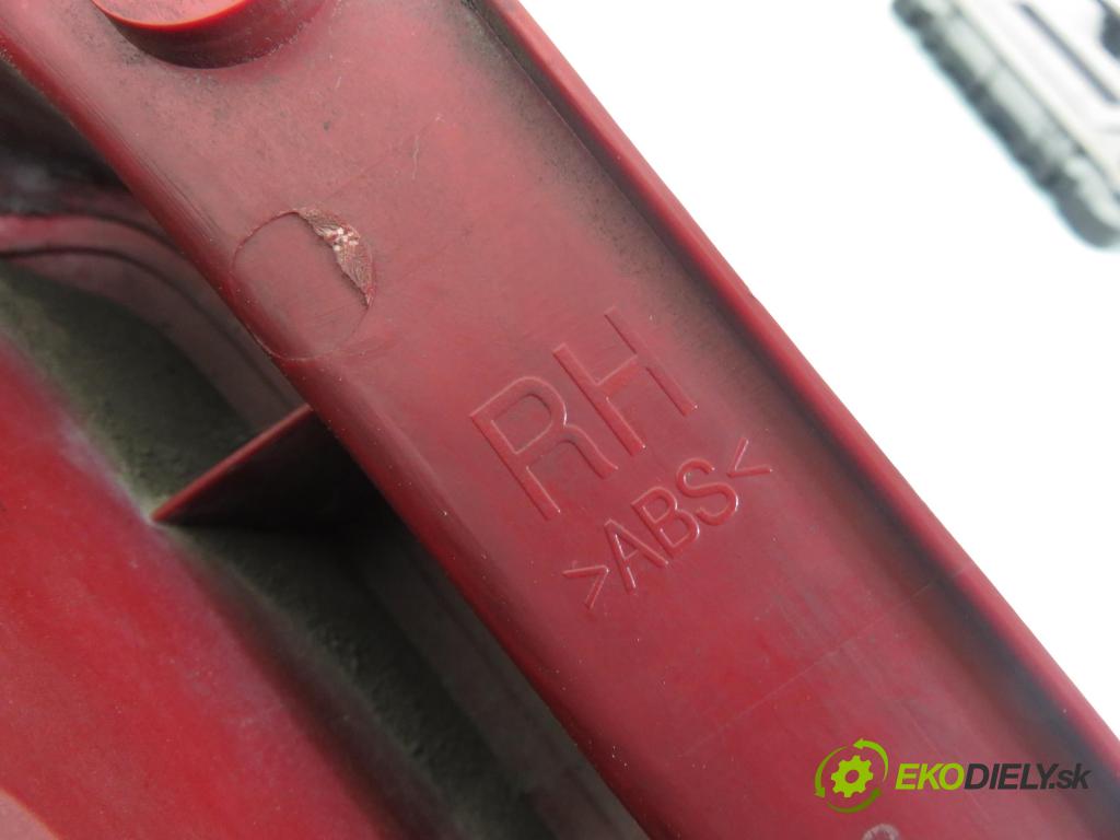 KIA CARNIVAL I (UP) MINIVAN 2002 93,00 2.9 TD - J3 2902,00 Svetlo pravé zadné