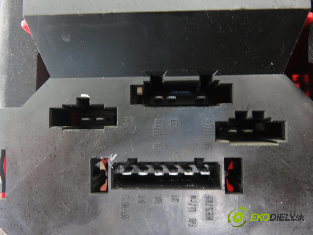 VW PASSAT B5 Variant (3B5) KOMBI 1999 85,00 1.9 TDI - AJM 1896,00 Svetlo ľavé zadné 3B9945111F ; 3B9945257