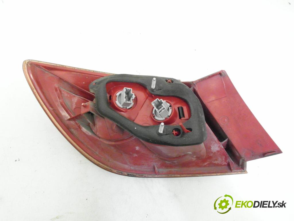 MAZDA 3 (BK) HB 2004 77,00 1.6 - B6ZE 1598,00 Svetlo pravé zadné