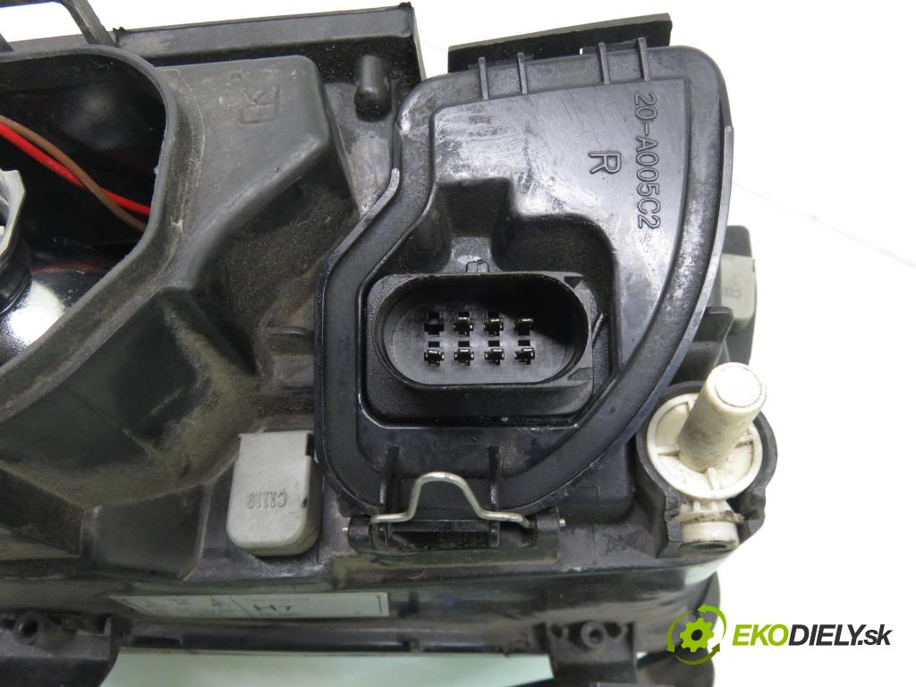 AUDI A4 (8D2, B5) SEDAN 1999 92,00 1.8 - ARG 1781,00 Svetlo PP