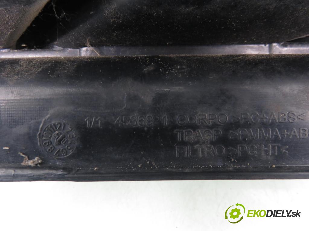 FIAT GRANDE PUNTO (199_) HB 2006 55,00 1.3 D Multijet 75 - 199 A2.000 1248,00 Svetlo pravé zadné 453691