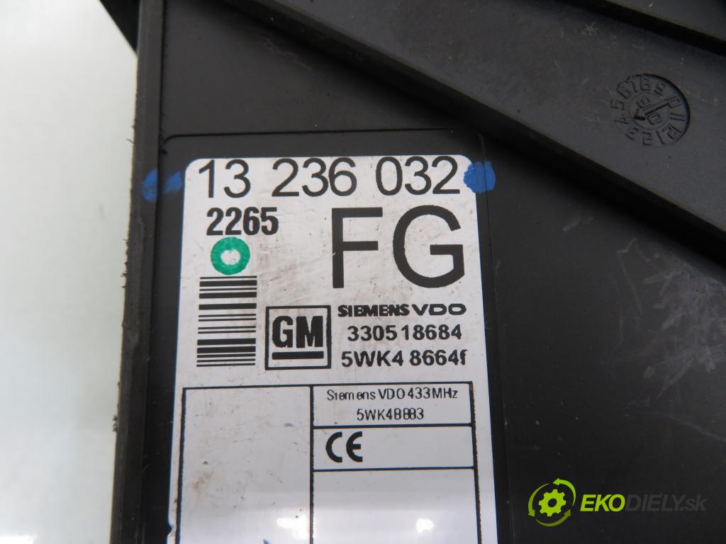 OPEL CORSA C (X01) HB 2003 44,00 1 - Z 10 XEP 998,00 spínačka / imobilizéra IMMO / řídící jednotka 0261208393 ; 55354327 ; 13236032