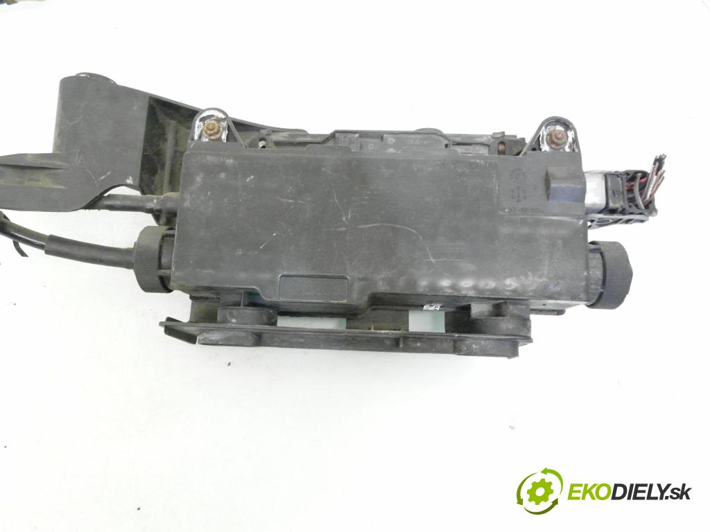 RENAULT SCENIC II (JM0/1_) MINIVAN 2005 88,00 1.9 DCI - F9Q 812 1870,00 BRZDA: ručně elektrický 8200418647