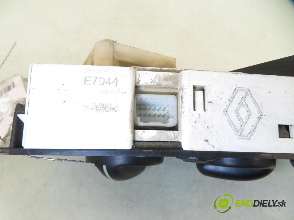 OPEL MOVANO Furgon (X70) FURGON 2005 73,00 2.5 DTi - G9U 754 2464,00 Panel kúrenia KLIMATIZACE: G2202