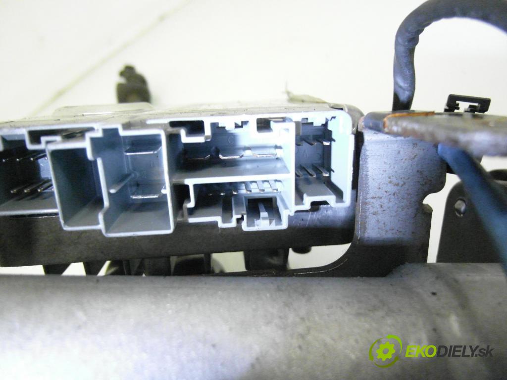 FIAT PUNTO (188_) HB 2002 59,00 1.2 16V 80 - 188 A5.000 1242,00 SLOUPEC / PODPORA elektrický 46755205 ; 26087456 ; 09381199