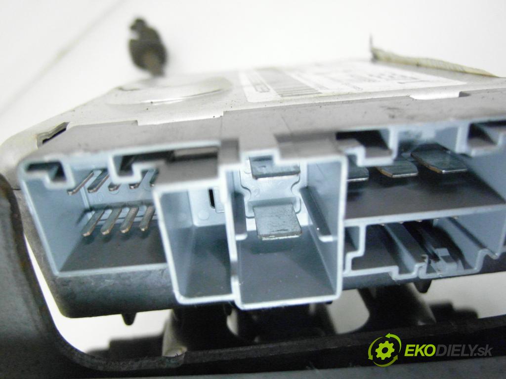 FIAT PUNTO (188_) HB 2002 59,00 1.2 16V 80 - 188 A5.000 1242,00 SLOUPEC / PODPORA elektrický 46755205 ; 26087456 ; 09381199