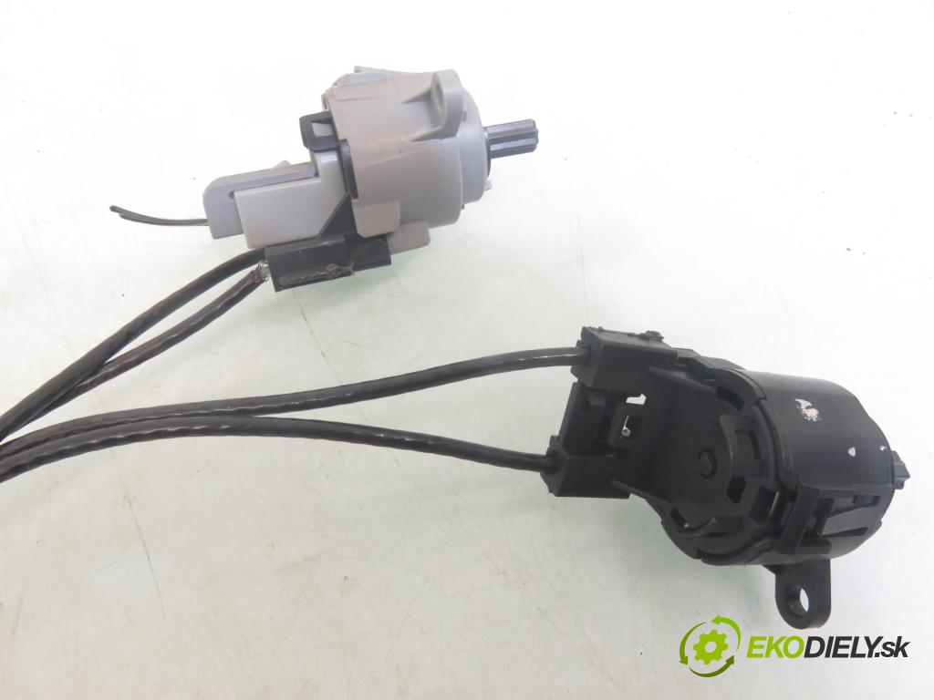 FORD FOCUS (DAW, DBW) HB 2002 74,00 1.6 16V 100 - FYDA 1596,00 Lanko panel kúrenia 2M5111503AA ; 2M5111504AA