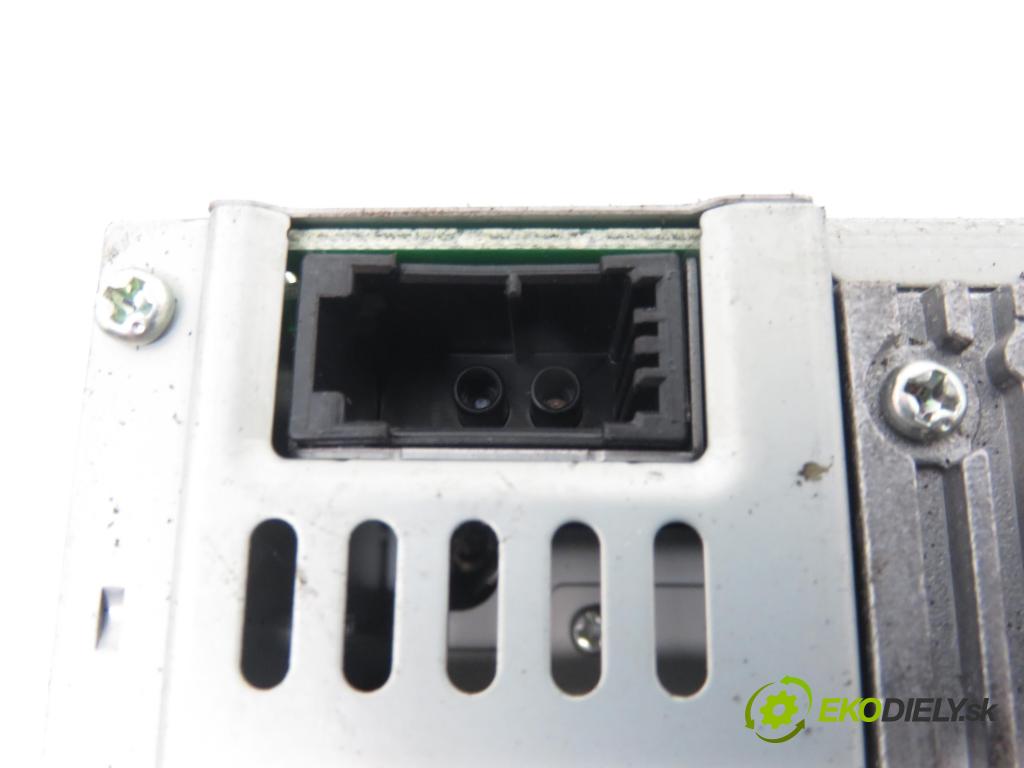 VOLVO V50 (MW) KOMBI 2005 100,00 2.0 D 136 - D 4204 T (PSA) 1997,00 RADIO CD 30725691 ; 52187245 ; VO1650