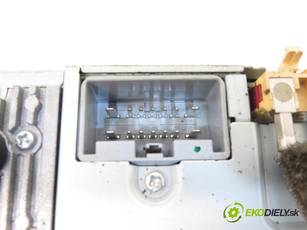 VOLVO V50 (MW) KOMBI 2005 100,00 2.0 D 136 - D 4204 T (PSA) 1997,00 RADIO CD 30725691 ; 52187245 ; VO1650