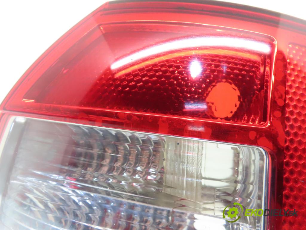 AUDI A4 Avant (8E5, B6) KOMBI 2004 96,00 1.9 TDI - AWX 1896,00 Svetlo pravé zadné