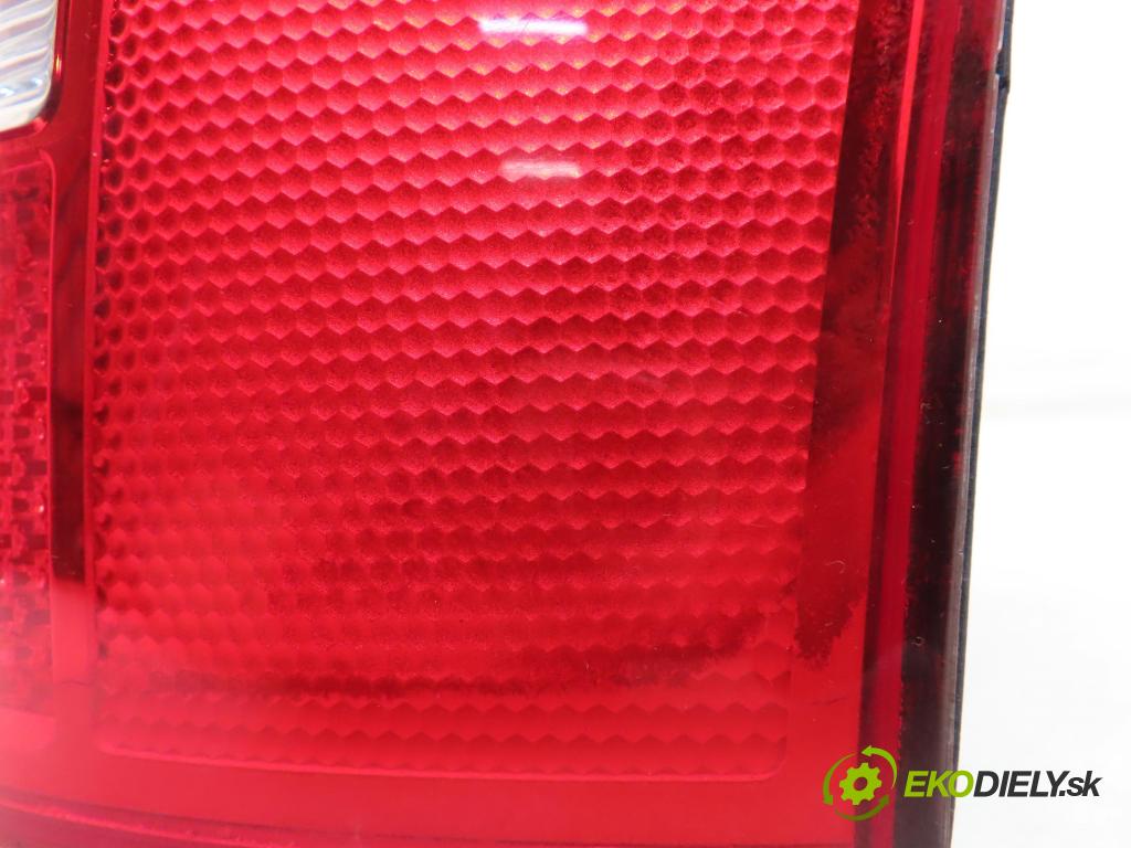AUDI A4 Avant (8E5, B6) KOMBI 2004 96,00 1.9 TDI - AWX 1896,00 Svetlo pravé zadné