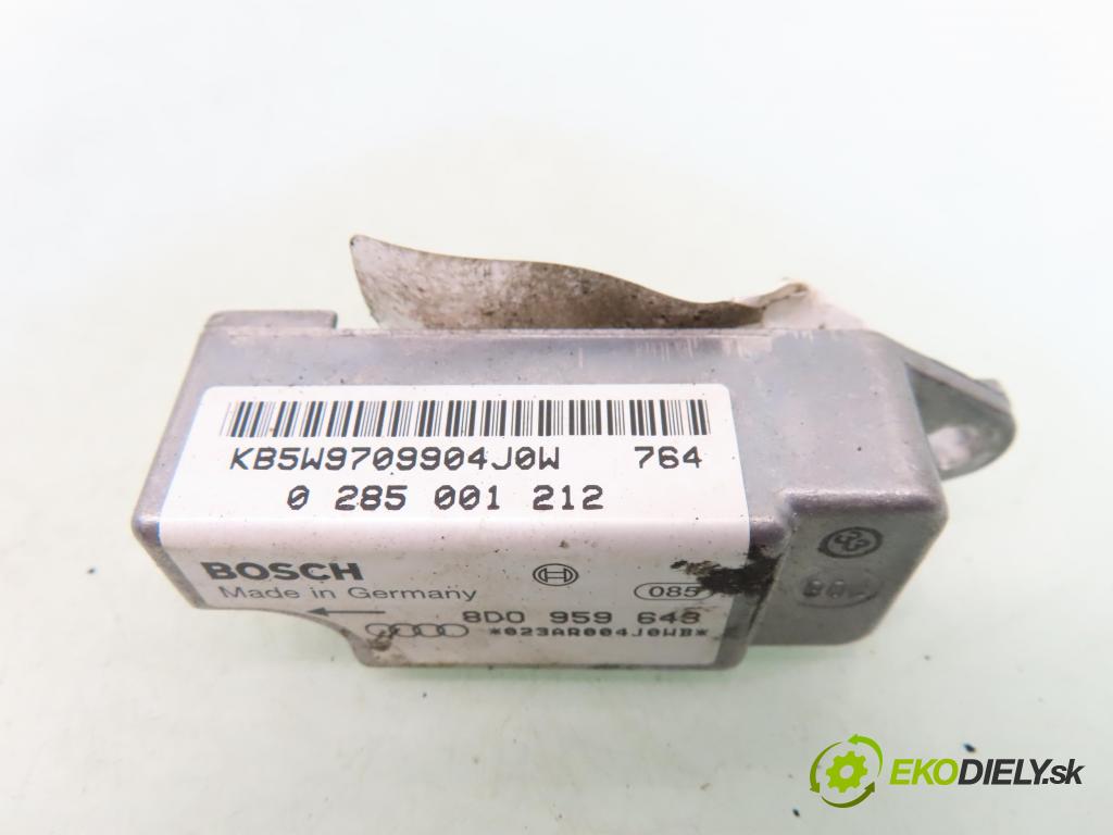 AUDI A4 (8D2, B5) KOMBI 1997 92,00 1.8 - ADR 1781,00 snímač nárazu 8D0959643 ; 0285001212 (Snímač nárazu)