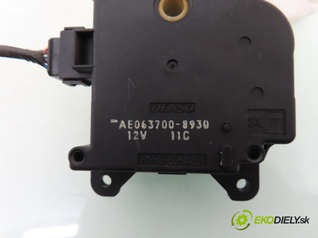 TOYOTA COROLLA (_E12_) HB 2002 66,00 2.0 D-4D (CDE120R_, CDE120L_) - 1CD-FTV 1995,00 motorek dveří topení AE0637008930