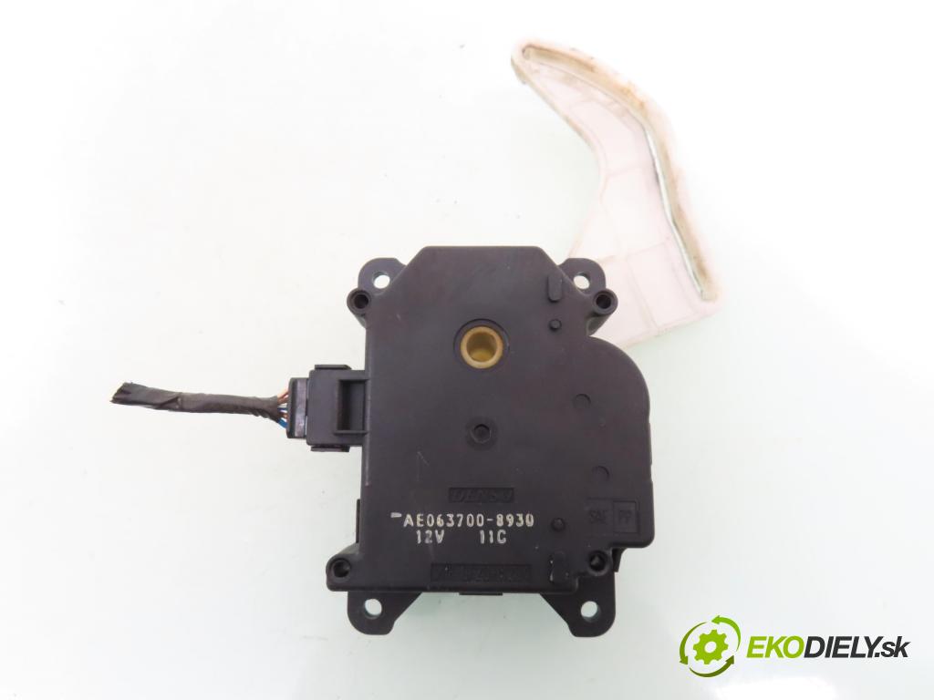 TOYOTA COROLLA (_E12_) HB 2002 66,00 2.0 D-4D (CDE120R_, CDE120L_) - 1CD-FTV 1995,00 motorek dveří topení AE0637008930