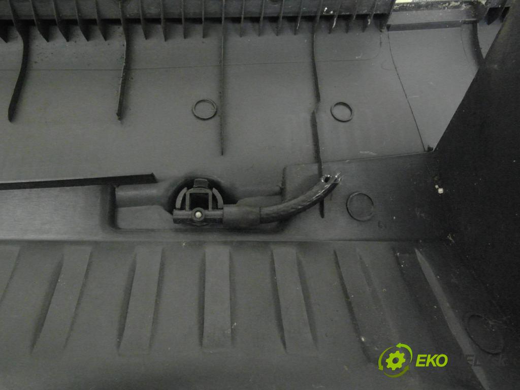 OPEL CORSA C (X01) HB 2001 43,00 1.0 12V 58 - Z 10 XE 973,00 Torpédo, plast pod čelné okno  (Torpédo (plast pod čelným sklom))