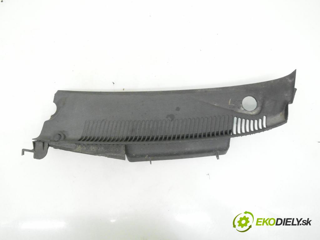 OPEL CORSA C (X01) HB 2001 43,00 1.0 12V 58 - Z 10 XE 973,00 Torpédo, plast pod čelné okno  (Torpédo (plast pod čelným sklom))