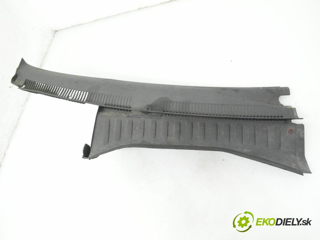 OPEL CORSA C (X01) HB 2001 43,00 1.0 12V 58 - Z 10 XE 973,00 Torpédo, plast pod čelné okno  (Torpédo (plast pod čelným sklom))