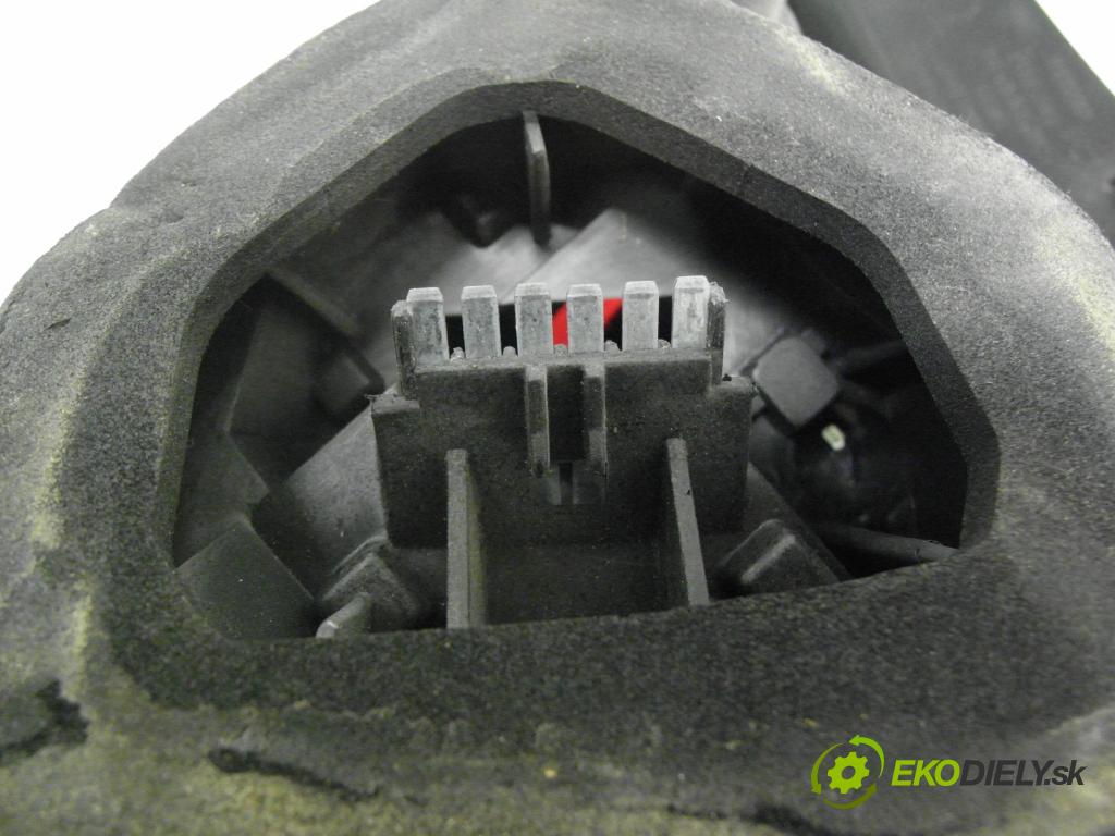 OPEL CORSA D (S07) HB 2008 55,00 1.3 CDTI - Z 13 DTJ 1248,00 Svetlo ľavé zadné 93190950 ; 89318830