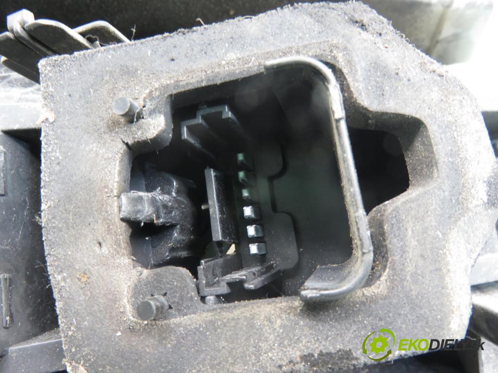 RENAULT SCENIC II (JM0/1_) MINIVAN 2003 99,00 2.0 135 - F4R 770 1998,00 Svetlo pravé zadné 8200127702A ; 2SK00865902