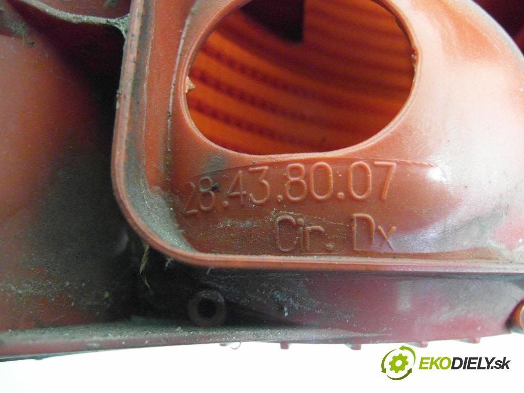 VW BORA Variant (1J6) KOMBI 2000 85,00 1.9 TDI - AJM 1896,00 Svetlo pravé zadné 28438007