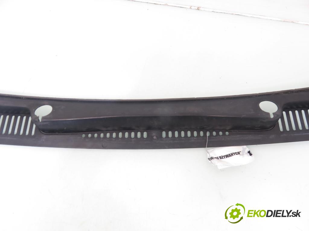 VW CADDY III Variant (2KB, 2KJ, 2CB, 2CJ) KOMBIVAN 2006 55,00 1.9 TDI - BSU 1896,00 torpédo plast pod čelní okno 2K0819403 (Plast pod čelním sklem)