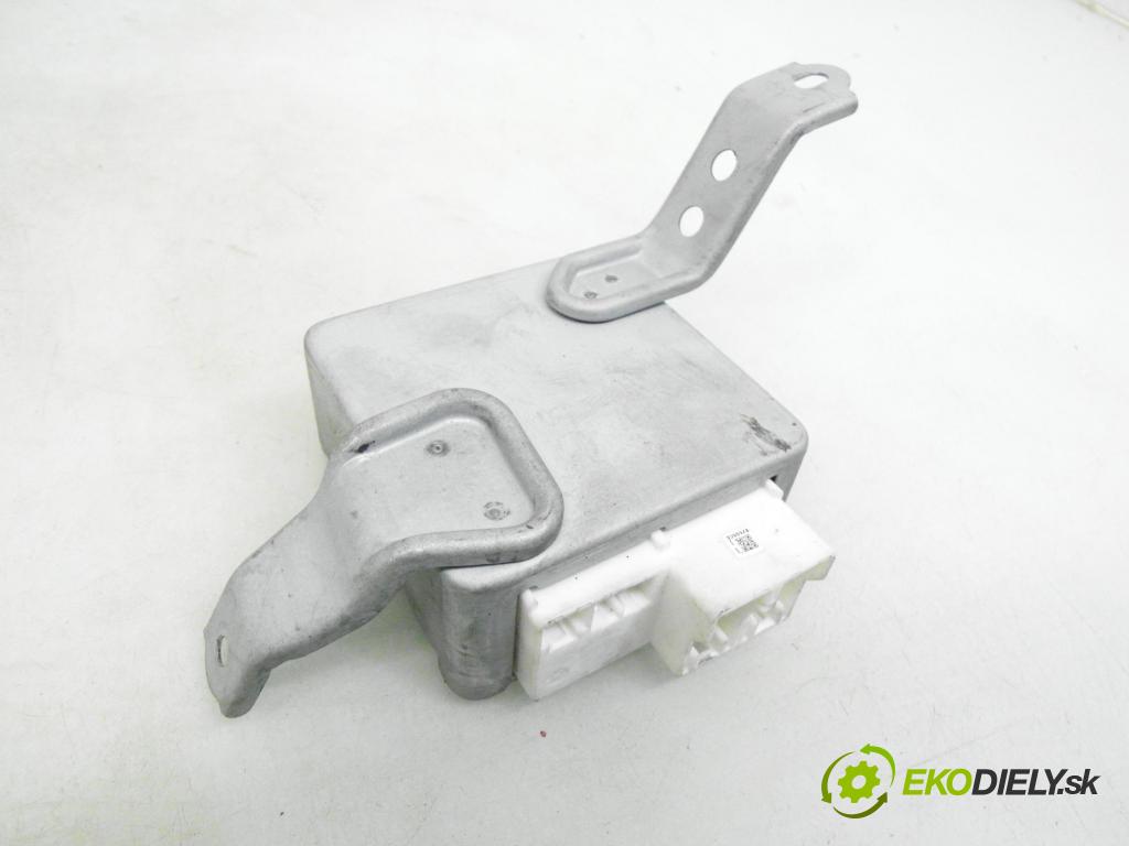 TOYOTA YARIS (_P1_) HB 2005 64,00 1.3 (SCP12_) - 2SZ-FE 1298,00 SLOUPEC / PODPORA elektrický 896500D030 ; 6900000565 ; K9101100