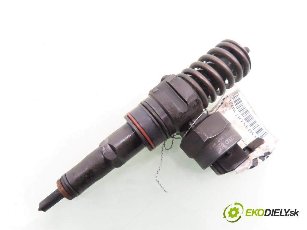 VW BORA Variant (1J6) KOMBI 2000 85,00 1.9 TDI - AJM 1896,00 Vstrekovač 038130073F (Vstrekovač paliva)