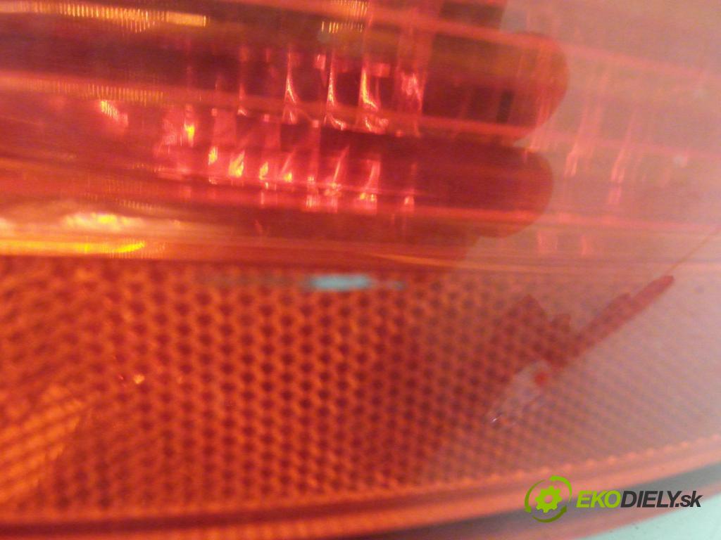 PEUGEOT 407 SW (6E_) KOMBI 2007 80,00 1.6 HDi 110 - 9HZ (DV6TED4) 1560,00 Svetlo pravé zadné