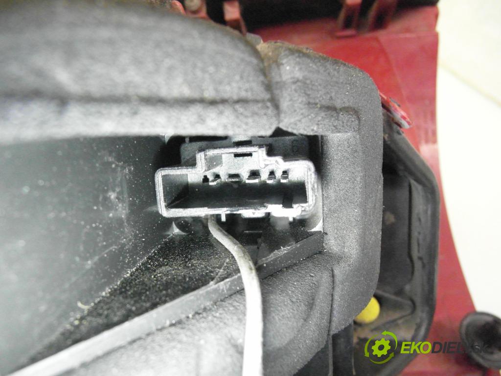 PEUGEOT 407 SW (6E_) KOMBI 2007 80,00 1.6 HDi 110 - 9HZ (DV6TED4) 1560,00 Svetlo pravé zadné