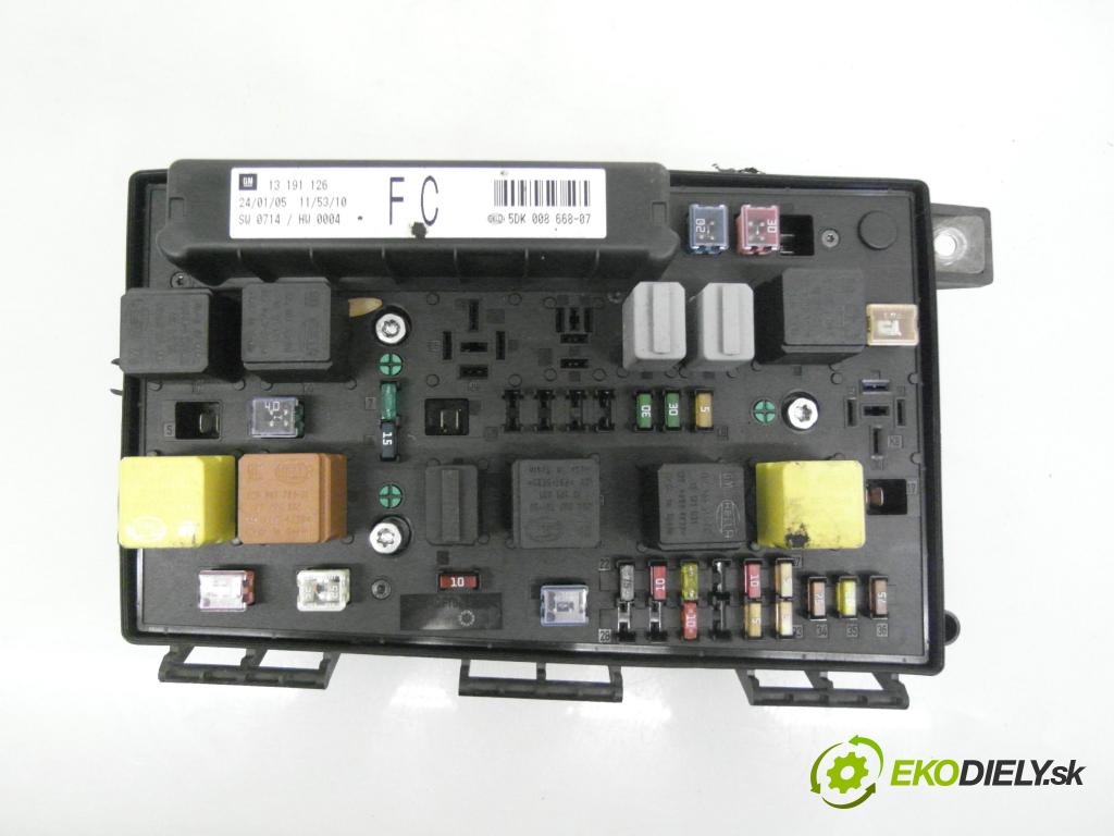 OPEL ASTRA H (A04) HB 2005 77,00 1.6 - Z 16 XEP 1598,00 Skrinka POJISTKY: 5DK00866807 ; 13191126FC