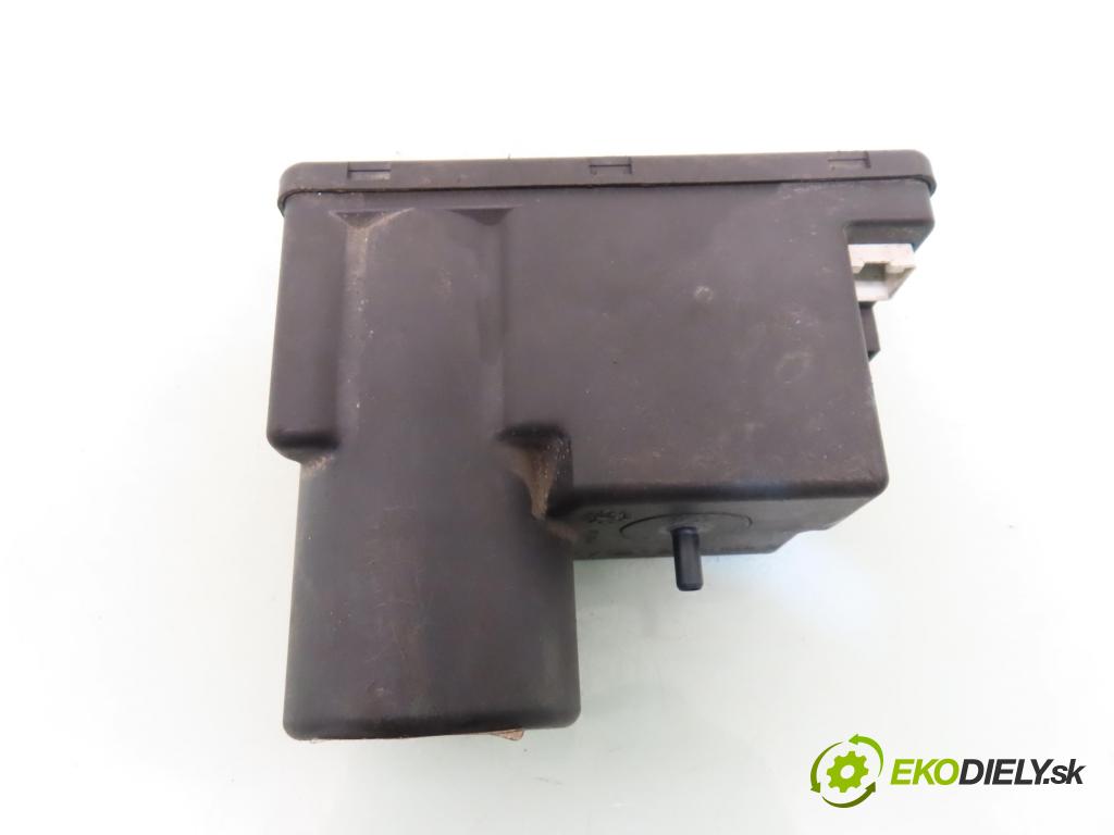 AUDI 80 (8C, B4) SEDAN 1993 66,00 1.9 TDI - 1Z 1896,00 motorek zámku centrálního 4A0862257A