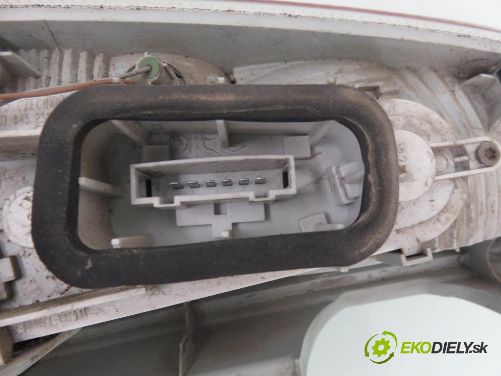 SKODA ROOMSTER (5J) KOMBIVAN 2014 66,00 1.6 TDI - CAYB 1598,00 Svetlo pravé zadné 5J7945112